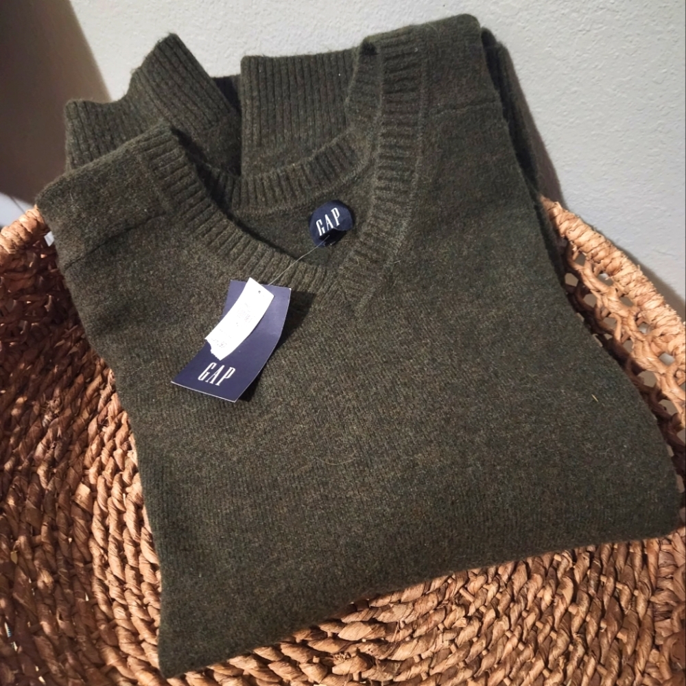 Men's GAP XL Olive V Neck Sweater NWT